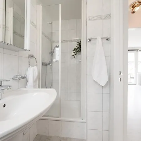 Elly's Luetten Leuchtturm West *