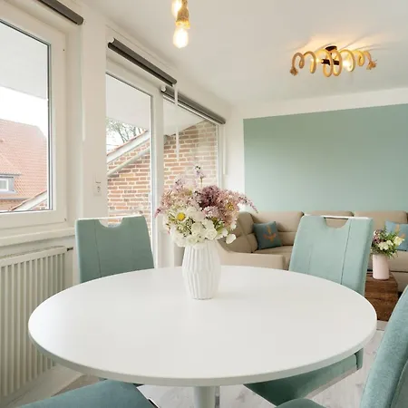 Elly's Luetten Leuchtturm West *